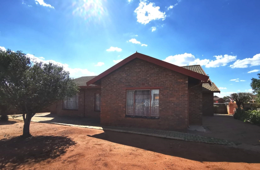 To Let 3 Bedroom Property for Rent in Mabuya Park Gauteng