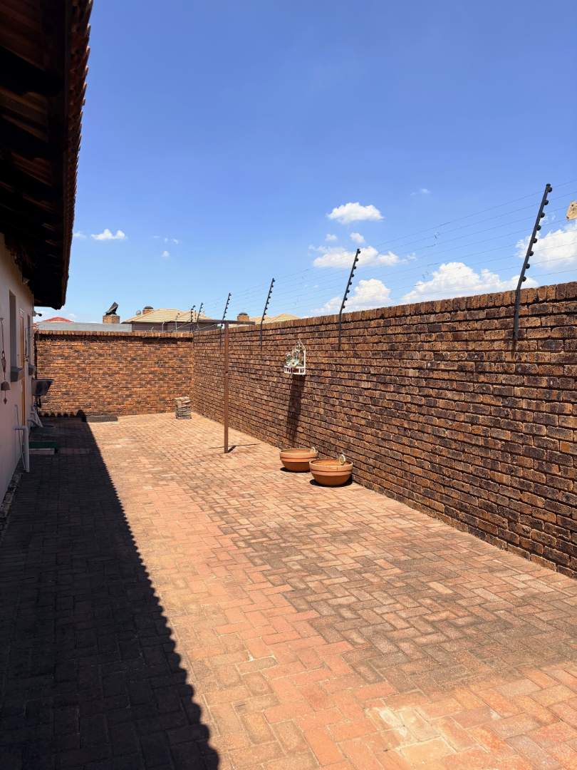 2 Bedroom Property for Sale in Ravenswood Gauteng