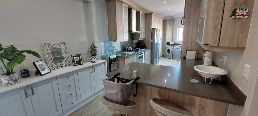 5 Bedroom Property for Sale in Bassonia Gauteng