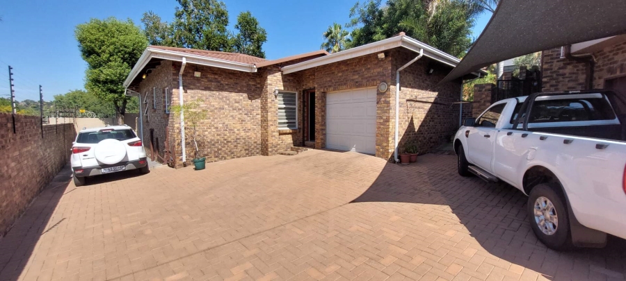 5 Bedroom Property for Sale in Bassonia Gauteng