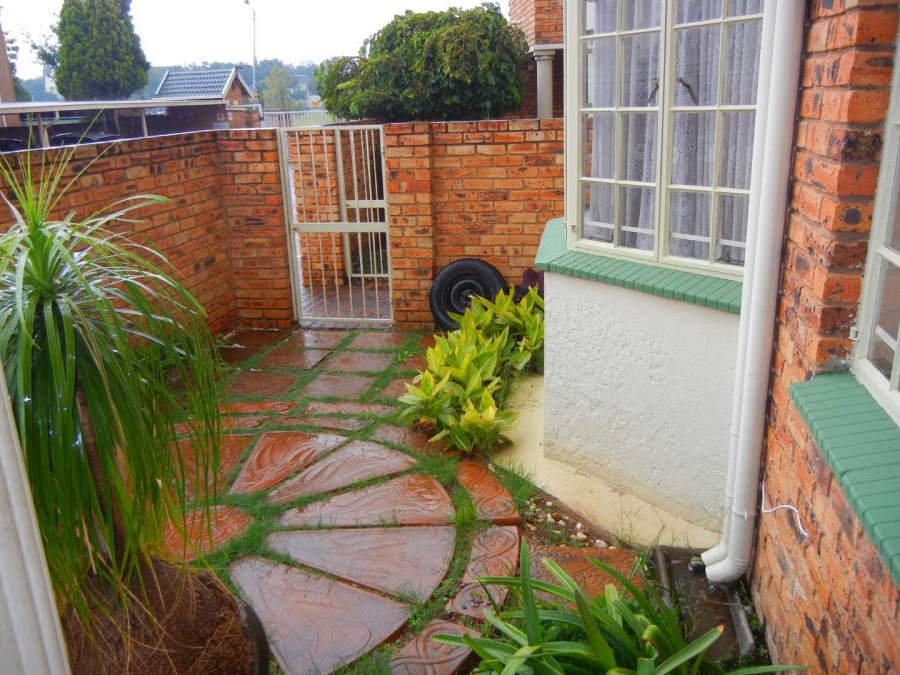 To Let 2 Bedroom Property for Rent in New Redruth Gauteng