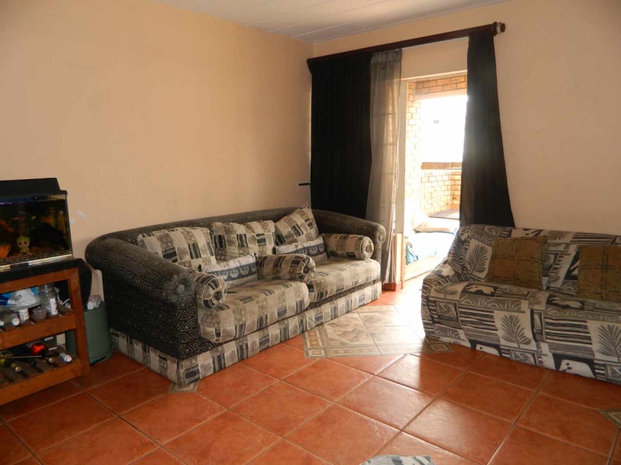 To Let 2 Bedroom Property for Rent in New Redruth Gauteng