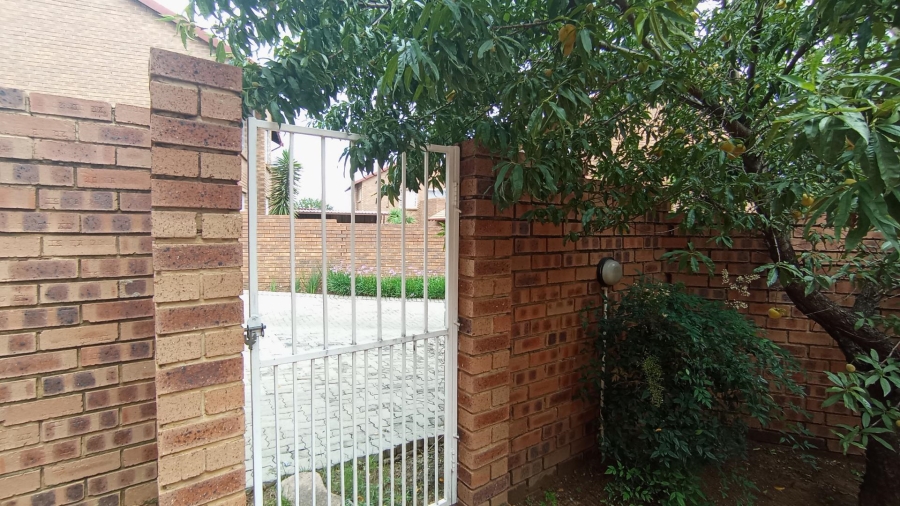 2 Bedroom Property for Sale in The Reeds Gauteng