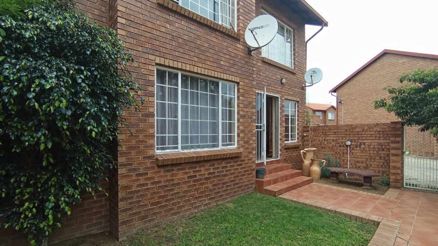 2 Bedroom Property for Sale in The Reeds Gauteng