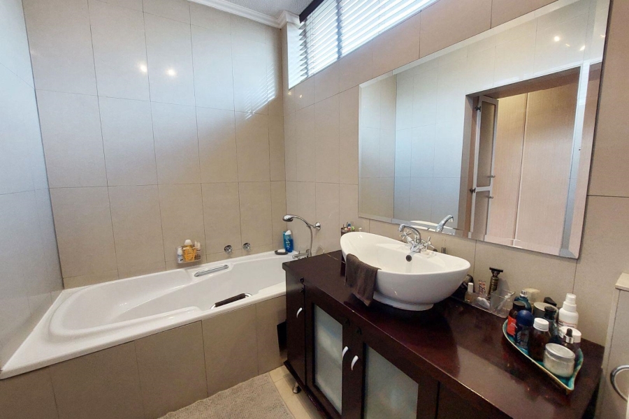 To Let 3 Bedroom Property for Rent in Sandhurst Gauteng