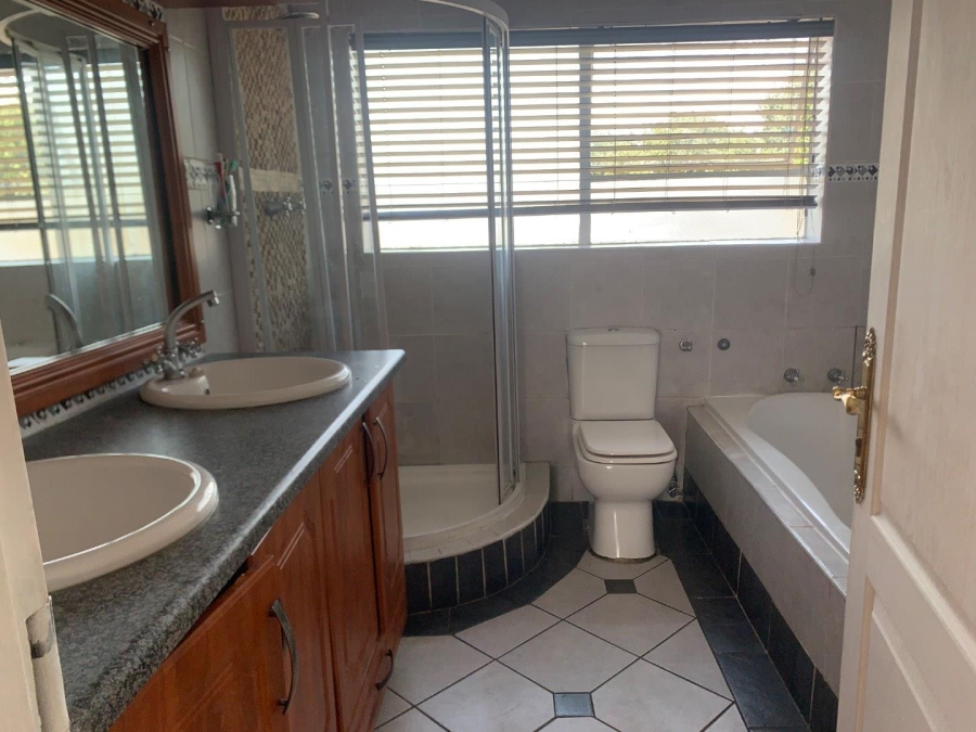 4 Bedroom Property for Sale in Glenanda Gauteng