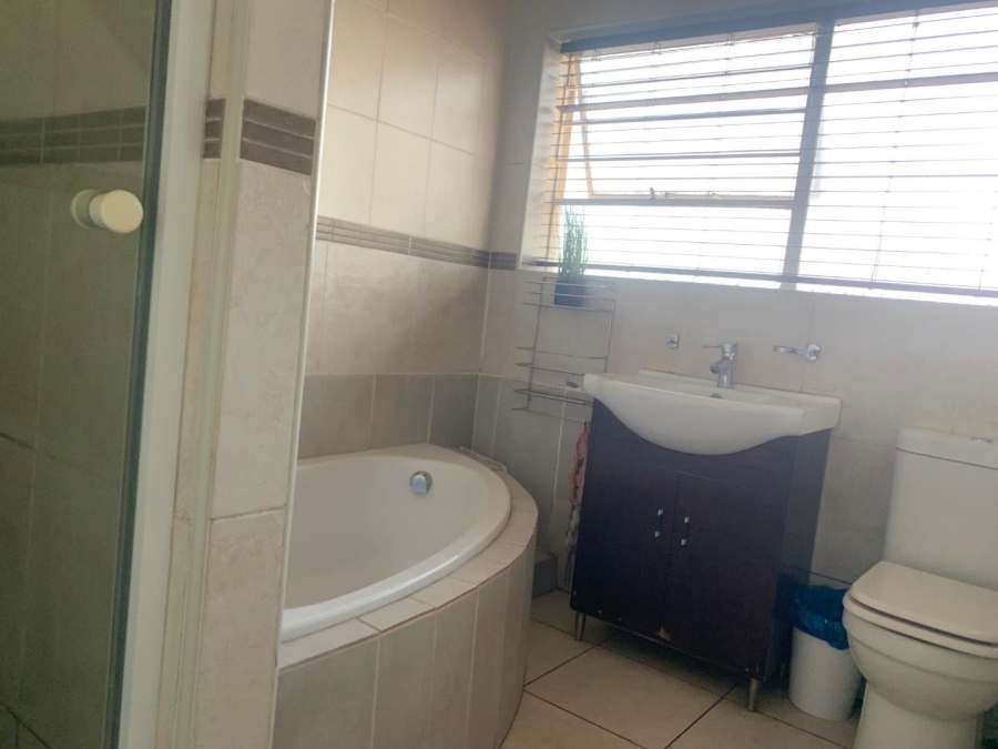 4 Bedroom Property for Sale in Glenanda Gauteng