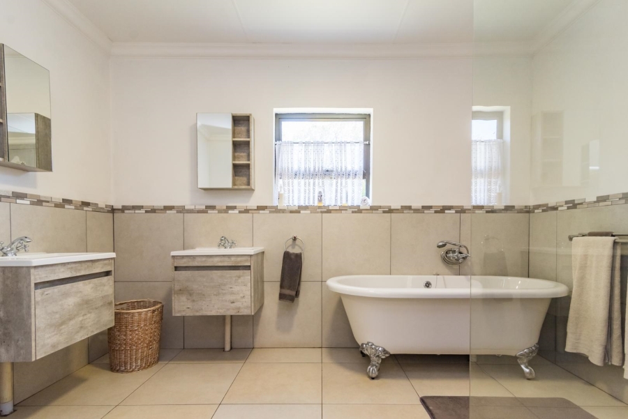 11 Bedroom Property for Sale in Hekpoort Gauteng