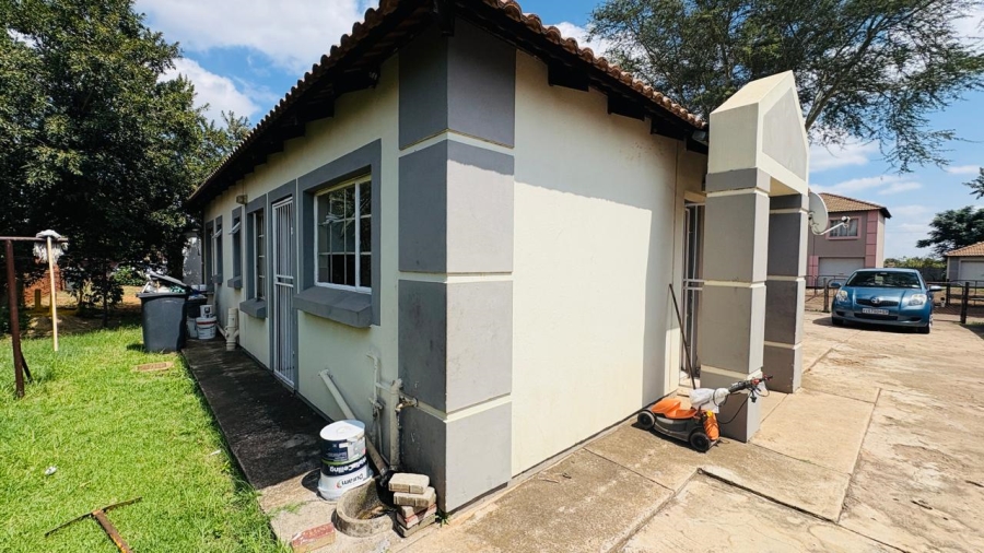 3 Bedroom Property for Sale in Rosslyn Gauteng