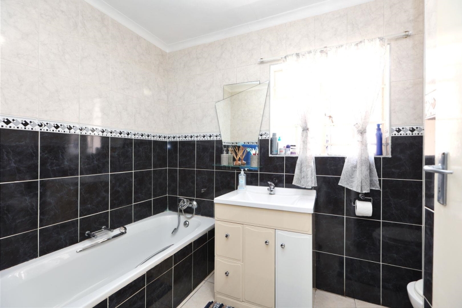 4 Bedroom Property for Sale in Buccleuch Gauteng