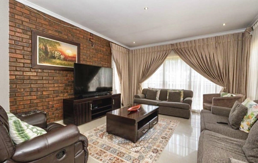 4 Bedroom Property for Sale in Mulbarton Gauteng