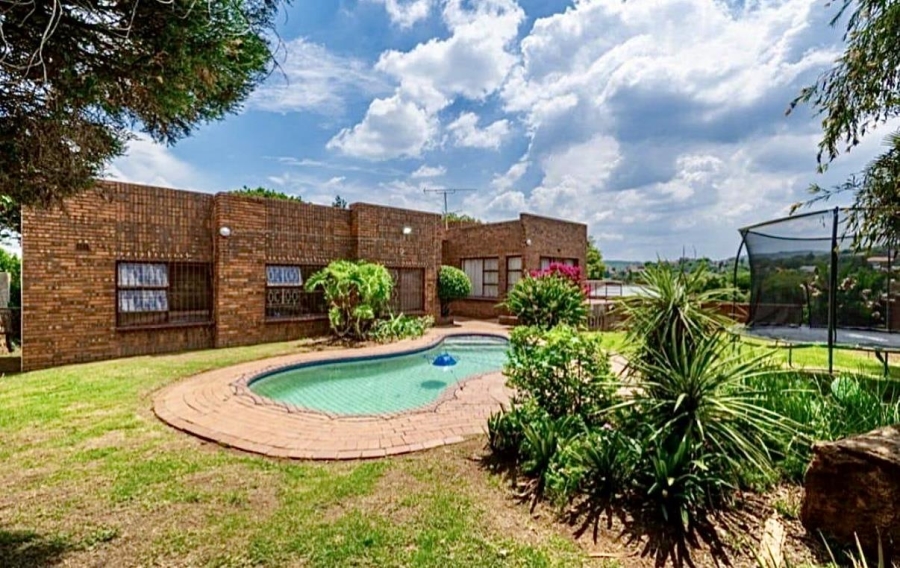4 Bedroom Property for Sale in Mulbarton Gauteng