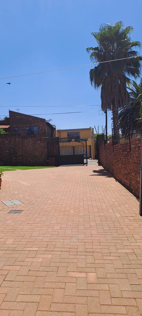 5 Bedroom Property for Sale in Bassonia Gauteng