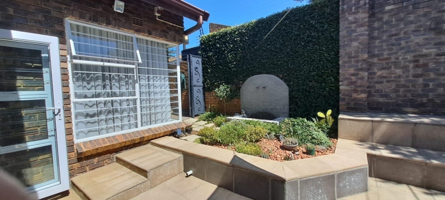 5 Bedroom Property for Sale in Bassonia Gauteng