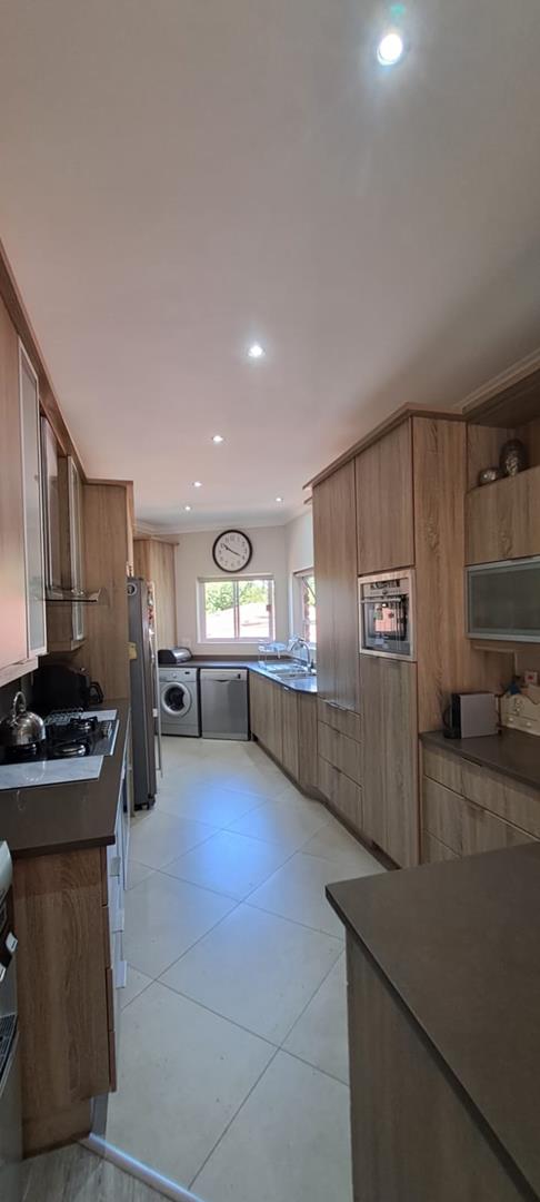 5 Bedroom Property for Sale in Bassonia Gauteng