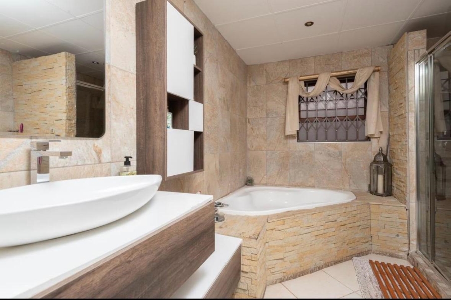 4 Bedroom Property for Sale in Mulbarton Gauteng