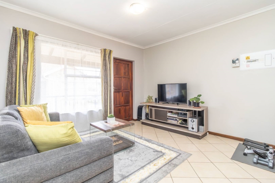 To Let 2 Bedroom Property for Rent in Honeypark Gauteng