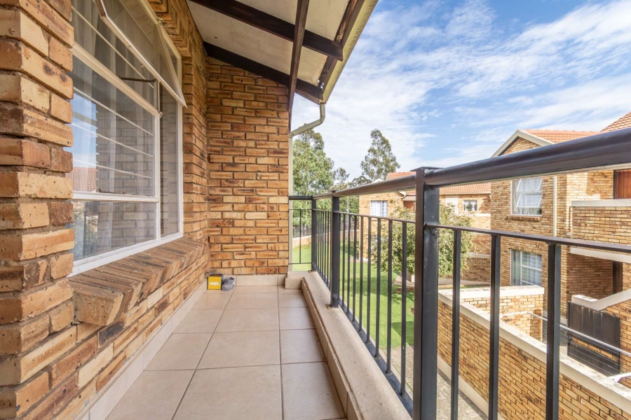 To Let 2 Bedroom Property for Rent in Honeypark Gauteng