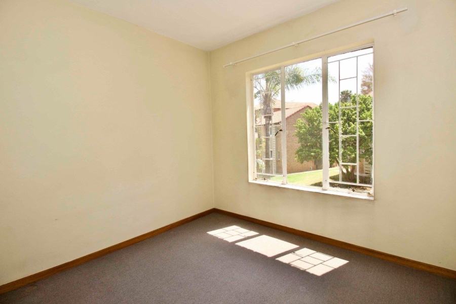 2 Bedroom Property for Sale in Die Hoewes Gauteng