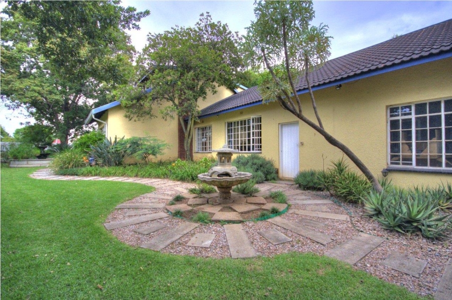 6 Bedroom Property for Sale in Brackenhurst Gauteng