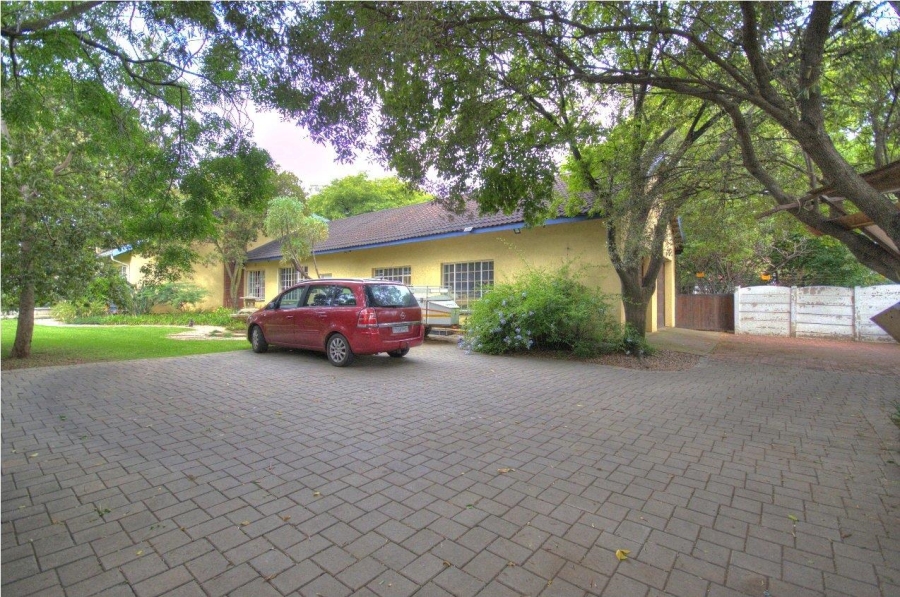 6 Bedroom Property for Sale in Brackenhurst Gauteng