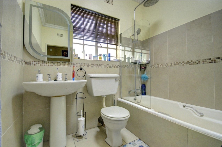 6 Bedroom Property for Sale in Brackenhurst Gauteng