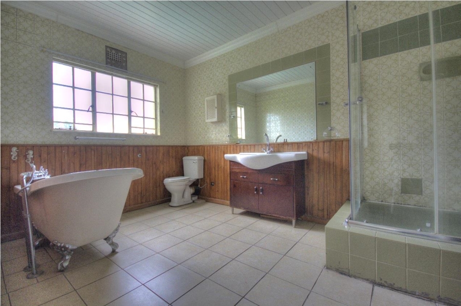 6 Bedroom Property for Sale in Brackenhurst Gauteng