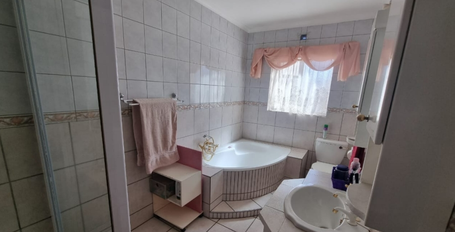 4 Bedroom Property for Sale in Geduld Gauteng