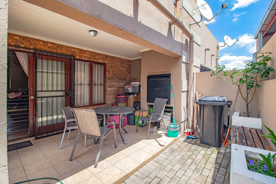 2 Bedroom Property for Sale in The Reeds Gauteng