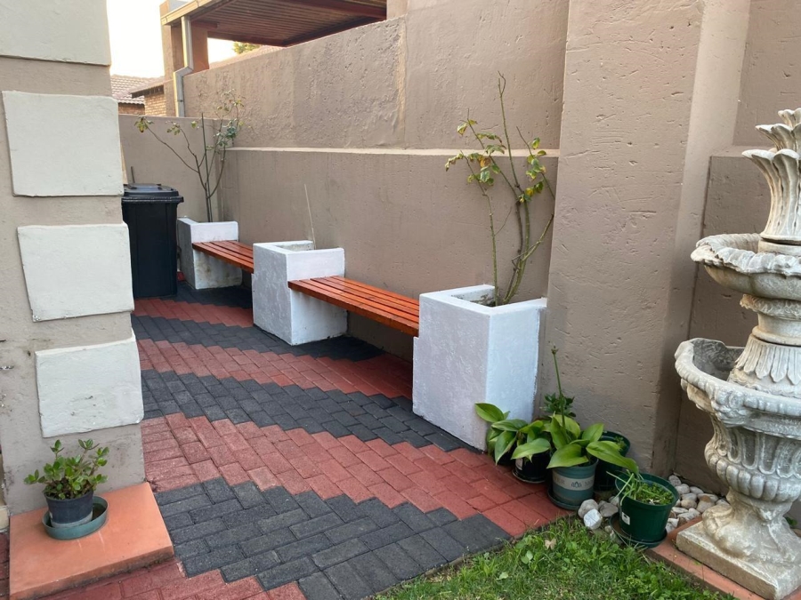 2 Bedroom Property for Sale in The Reeds Gauteng