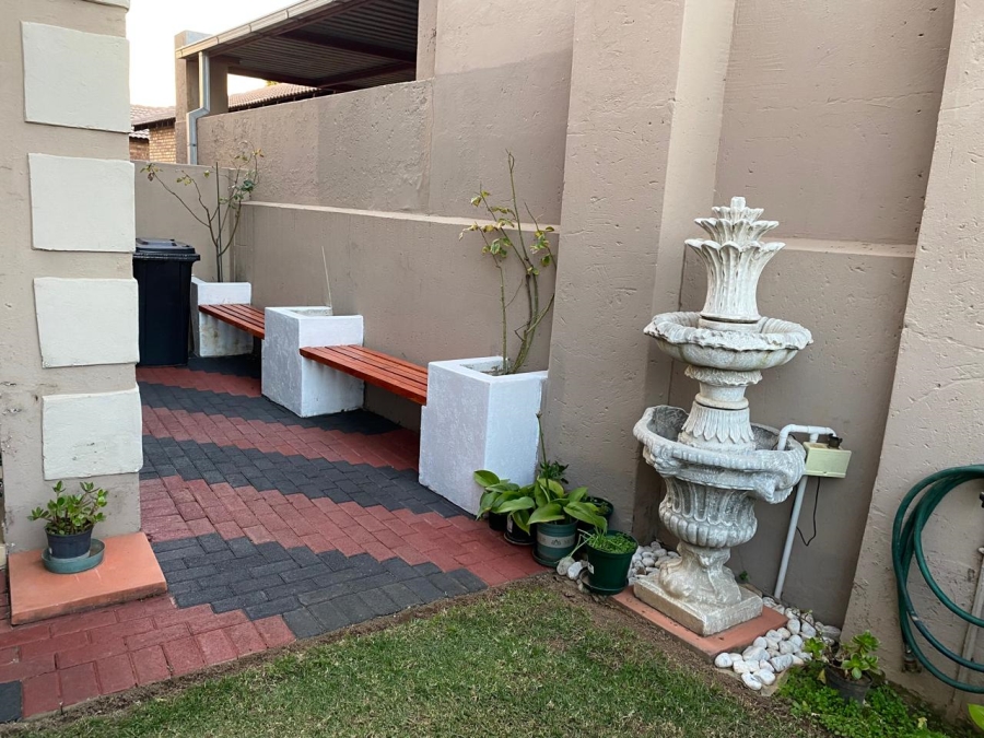 2 Bedroom Property for Sale in The Reeds Gauteng