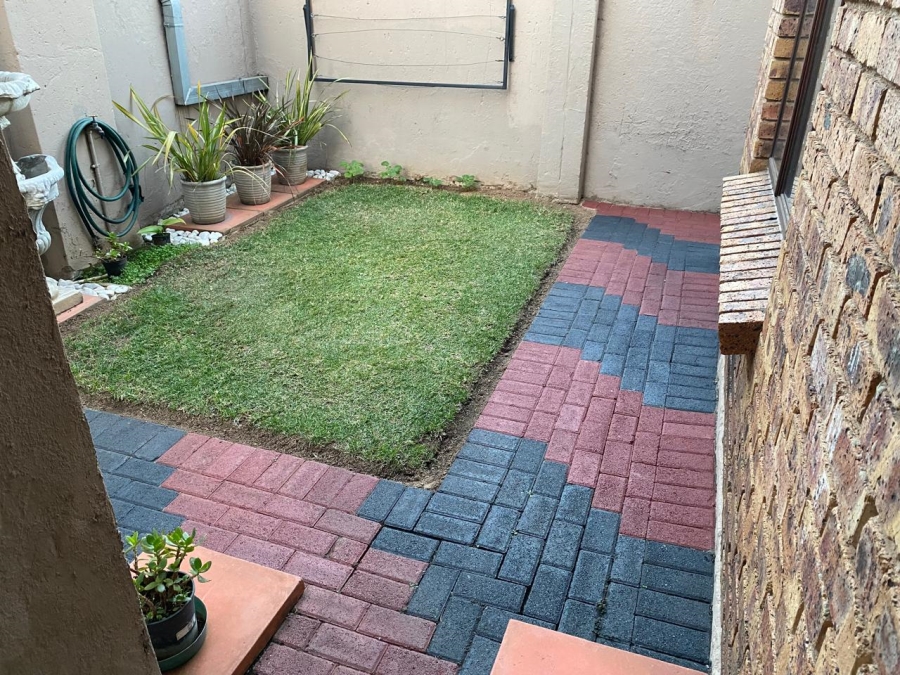 2 Bedroom Property for Sale in The Reeds Gauteng