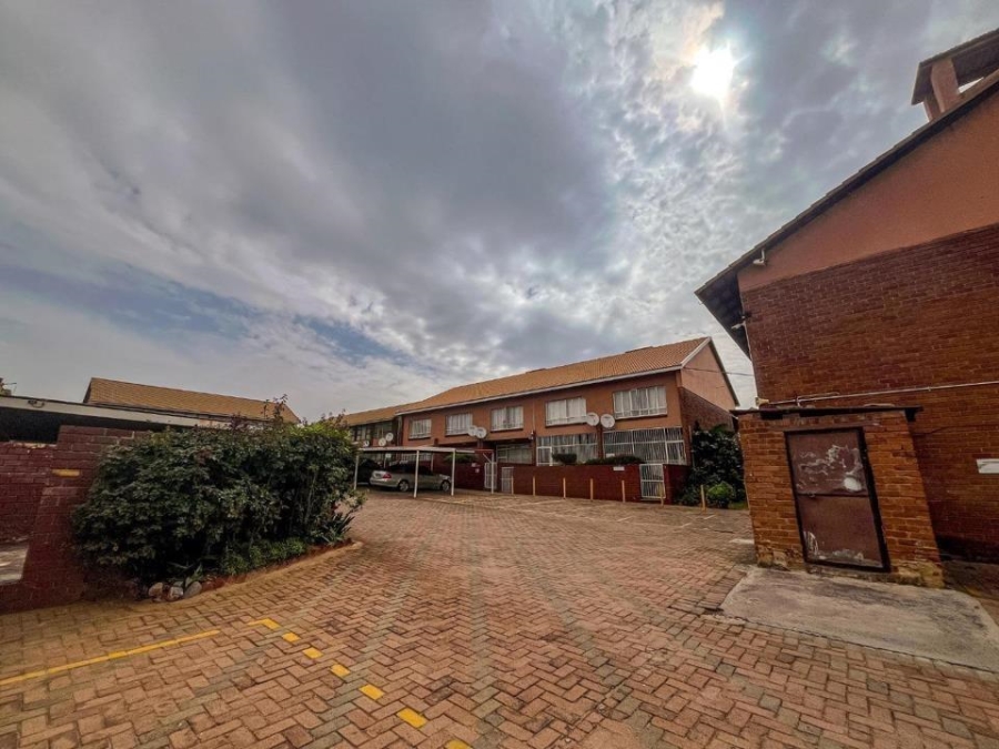 2 Bedroom Property for Sale in Towerby Gauteng