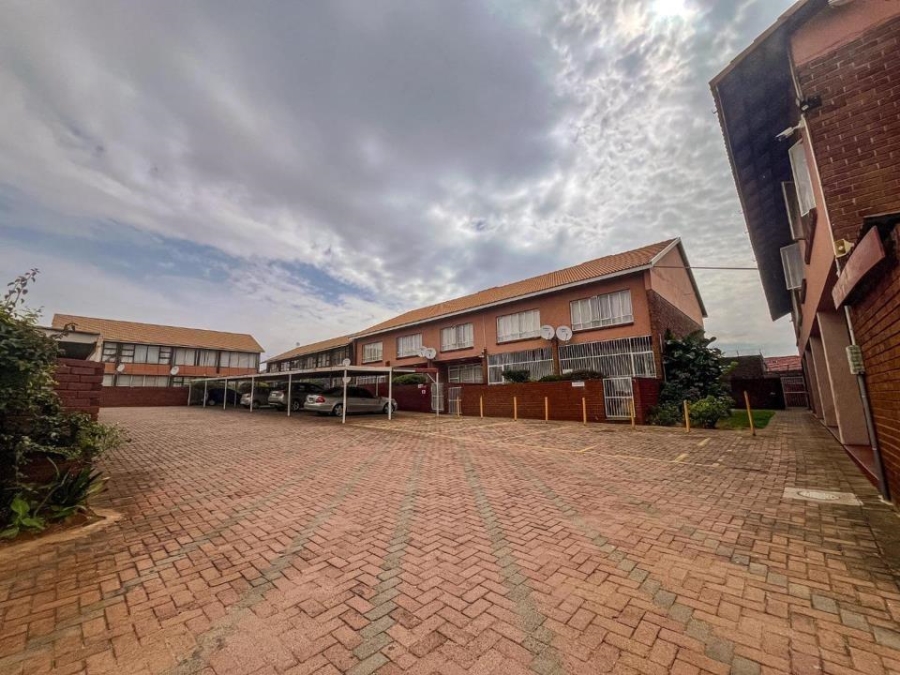 2 Bedroom Property for Sale in Towerby Gauteng
