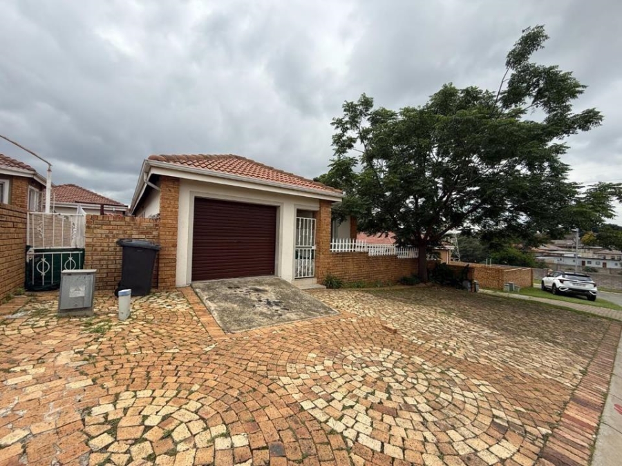 3 Bedroom Property for Sale in Roseacres Gauteng