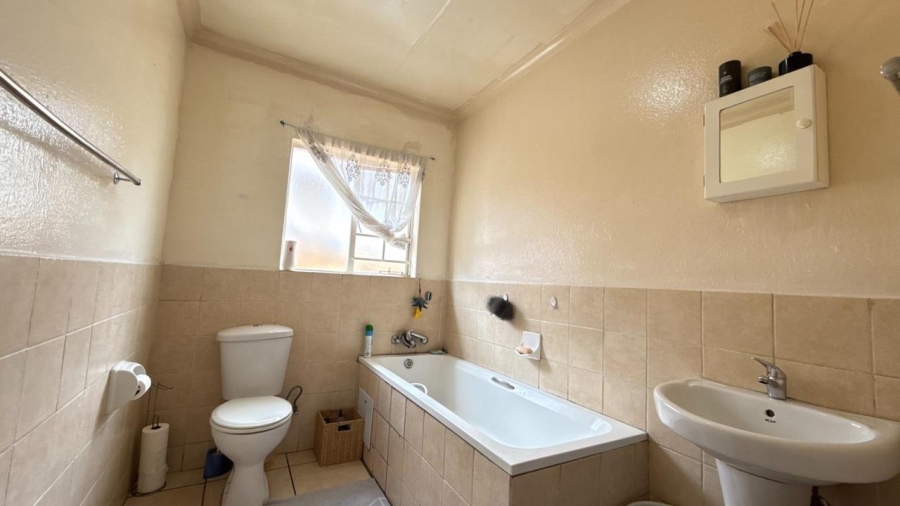 3 Bedroom Property for Sale in Roseacres Gauteng