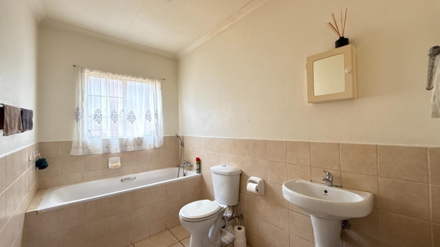 3 Bedroom Property for Sale in Roseacres Gauteng