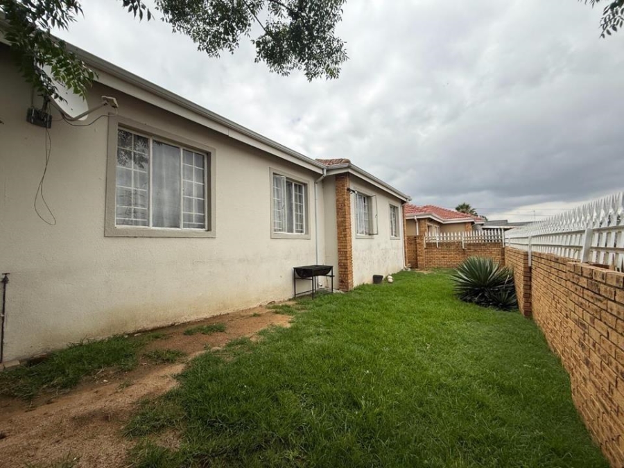 3 Bedroom Property for Sale in Roseacres Gauteng