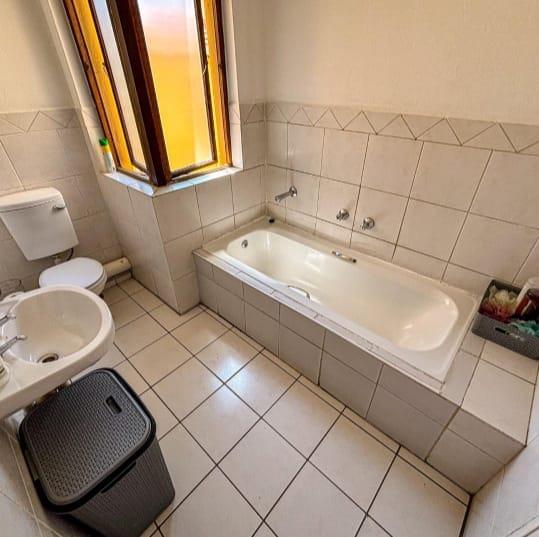 2 Bedroom Property for Sale in Mondeor Gauteng