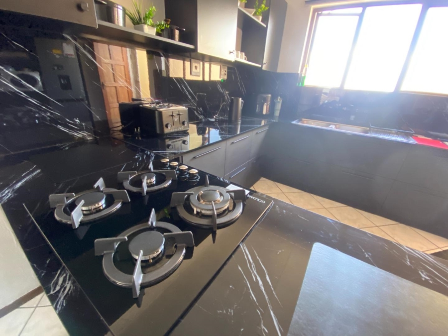 2 Bedroom Property for Sale in Mondeor Gauteng