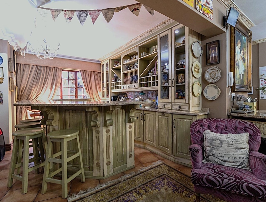 6 Bedroom Property for Sale in Alberante Gauteng