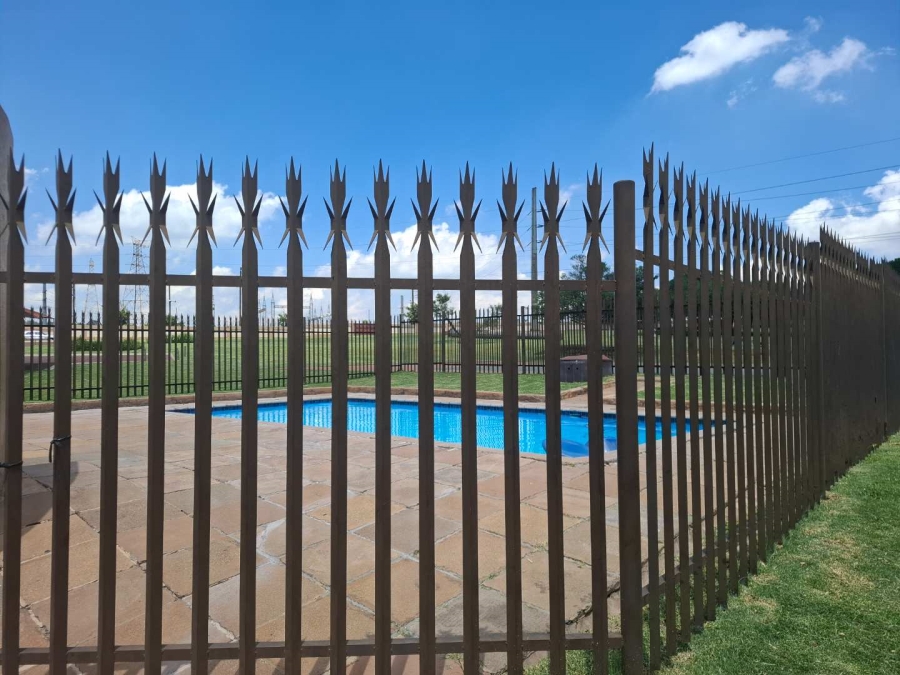 2 Bedroom Property for Sale in Mondeor Gauteng
