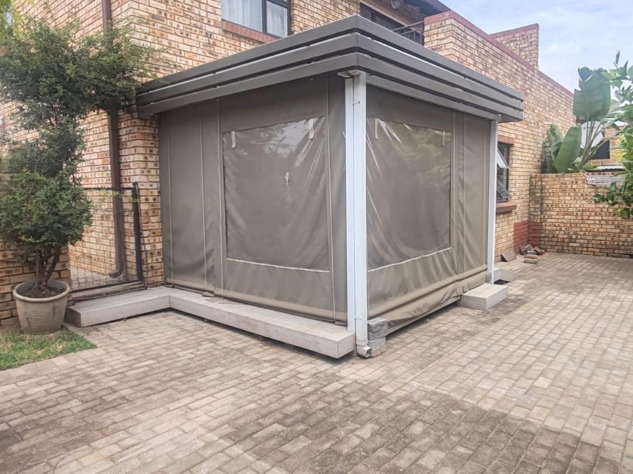 2 Bedroom Property for Sale in Goedeburg Gauteng