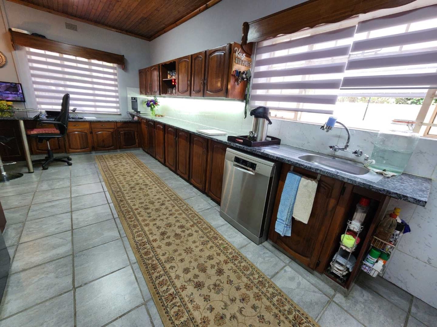 5 Bedroom Property for Sale in Queenswood Gauteng