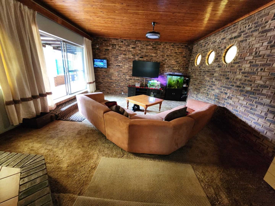 5 Bedroom Property for Sale in Queenswood Gauteng