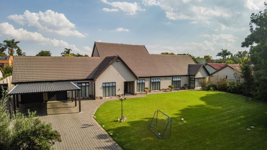 5 Bedroom Property for Sale in Lakefield Gauteng