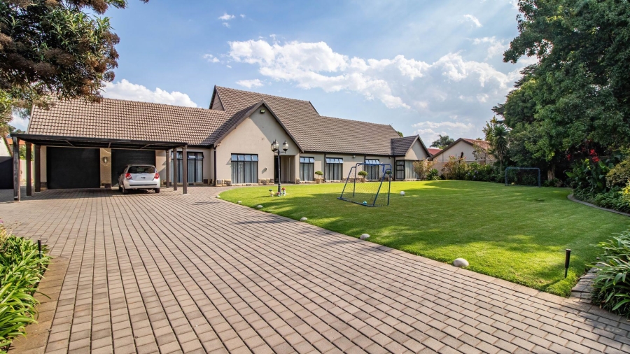 5 Bedroom Property for Sale in Lakefield Gauteng