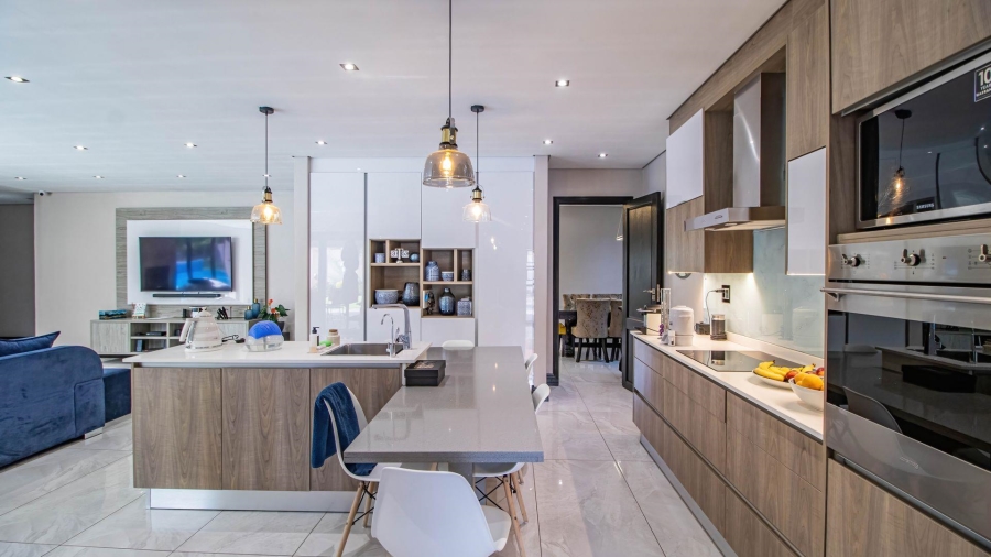 5 Bedroom Property for Sale in Lakefield Gauteng