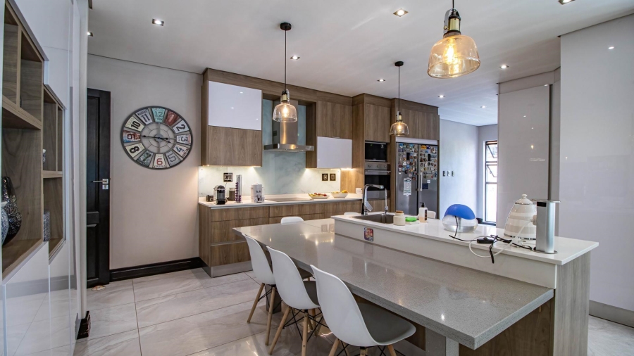 5 Bedroom Property for Sale in Lakefield Gauteng