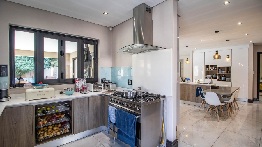 5 Bedroom Property for Sale in Lakefield Gauteng